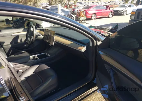 2022 Tesla Model 3 Rear-Wheel Drive z USA, uszkodzony, nr VIN 5YJ3E1EA9NF323462